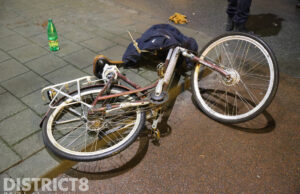 Fietser gewond na aanrijding met auto Moerweg Den Haag