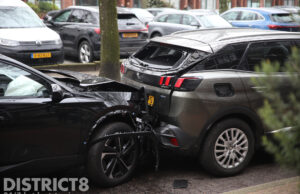 Weg afgesloten na kettingreactie met meerdere beschadigde auto’s Thorbeckelaan Den Haag