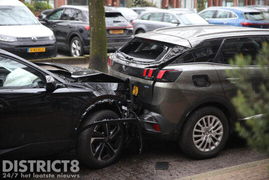 Weg afgesloten na kettingreactie met meerdere beschadigde auto’s Thorbeckelaan Den Haag