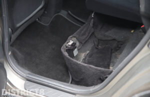 Politie treft verborgen ruimte aan in auto tijdens controle Meppelweg Den Haag