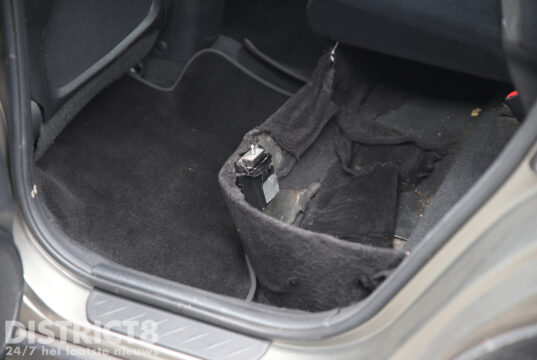 Politie treft verborgen ruimte aan in auto tijdens controle Meppelweg Den Haag