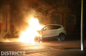 Geparkeerde auto gaat in vlammen op Hoogeveenlaan Den Haag