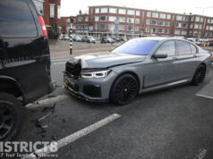 Schade na aanrijding tussen twee voertuigen Almeloplein Den Haag