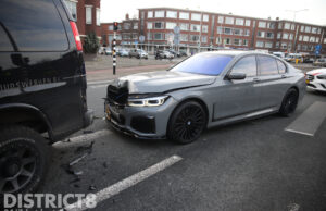 Schade na aanrijding tussen twee voertuigen Almeloplein Den Haag