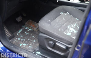 Grote oploop na baksteen door ruit taxi Hobbemastraat DenHaag