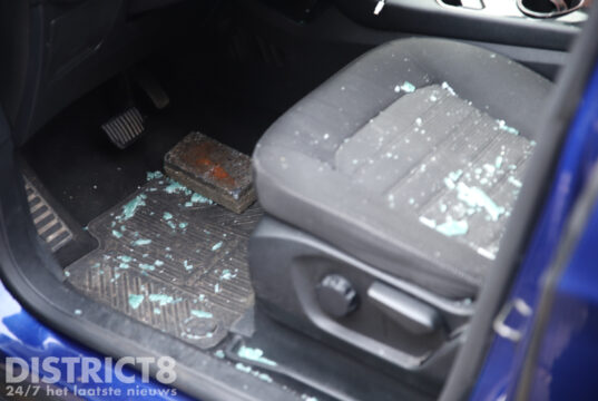 Grote oploop na baksteen door ruit taxi Hobbemastraat DenHaag