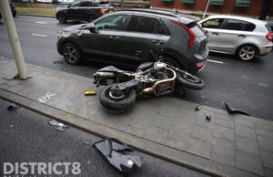 Motorrijder gewond na aanrijding met meerdere auto’s Neherkade Den Haag