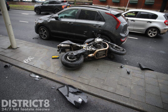 Motorrijder gewond na aanrijding met meerdere auto’s Neherkade Den Haag