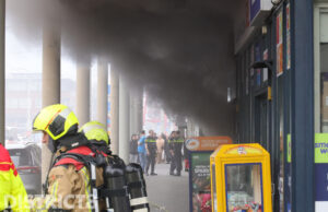 Dikke rookwolken bij grote brand in steakhouse Hobbemastraat Den Haag