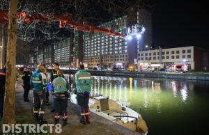 Hulpdiensten schalen op bij zoektocht naar mogelijk persoon in water Verheeskade Den Haag