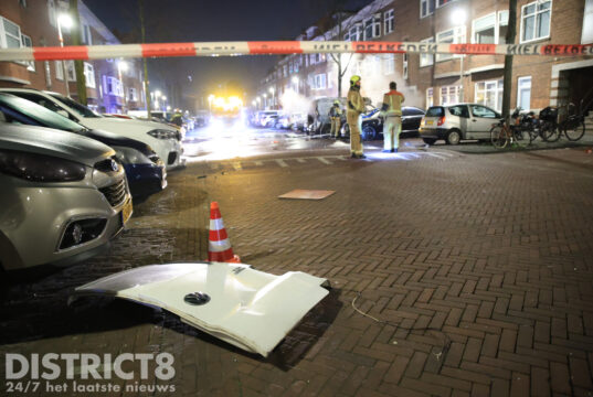 Busje explodeert in Haagse straat; meerdere woningen beschadigd Van Zeggelenlaan Den Haag