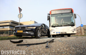 Flinke schade bij aanrijding tussen lijnbus en auto Gantel Den Hoorn