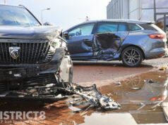 Veel schade na ongeval tussen twee voertuigen Faradayweg Delft