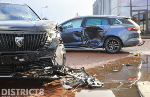 Veel schade na ongeval tussen twee voertuigen Faradayweg Delft