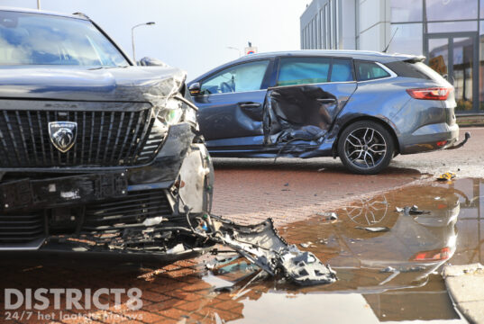 Veel schade na ongeval tussen twee voertuigen Faradayweg Delft