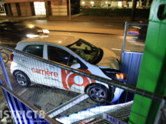 Opnieuw rijdt een automobilist tegen hek van bouwterrein Neherkade Den Haag