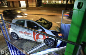 Opnieuw rijdt een automobilist tegen hek van bouwterrein Neherkade Den Haag