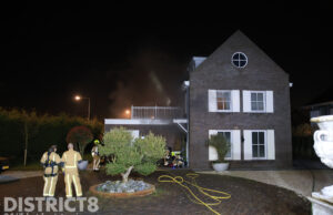 Brandweer schaalt op naar middelbrand bij brand in uitbouw van woning Veenweg Den Haag