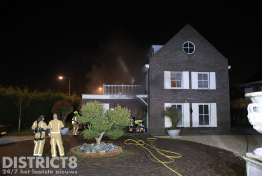 Brandweer schaalt op naar middelbrand bij brand in uitbouw van woning Veenweg Den Haag