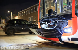 Schade na ongeval tussen lijnbus en personenauto Melkwegstraat Den Haag