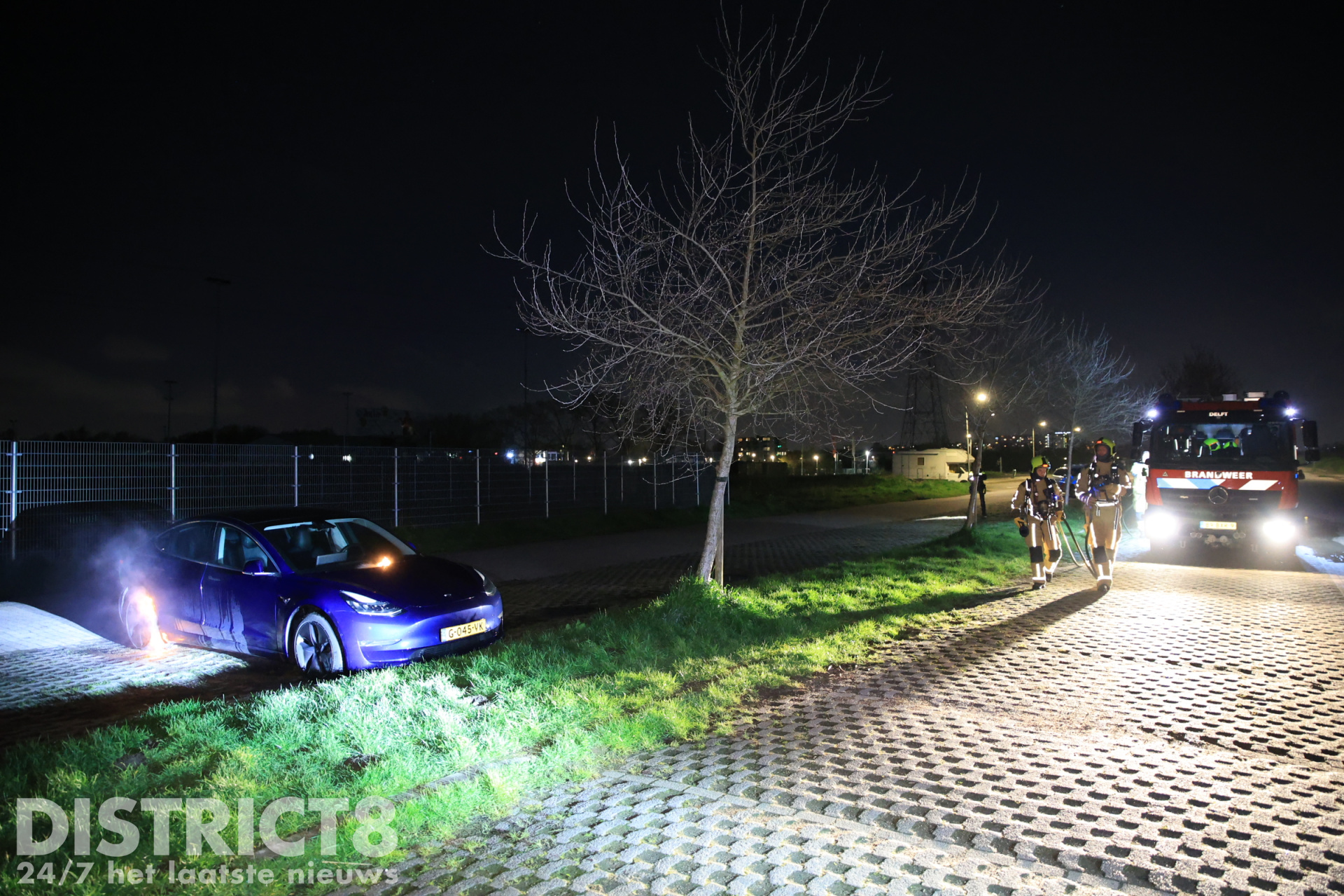 Geparkeerde Tesla in brand gestoken op parkeerterrein Tanthofdreef Delft