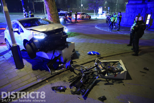 Automobilist rijdt rechtdoor en beschadigd verkeersregelinstallatiekast Zuid-Hollandlaan Den Haag