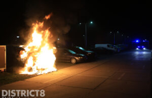 Busje loopt forse schade op door brand op parkeerplaats Mozartlaan Delft