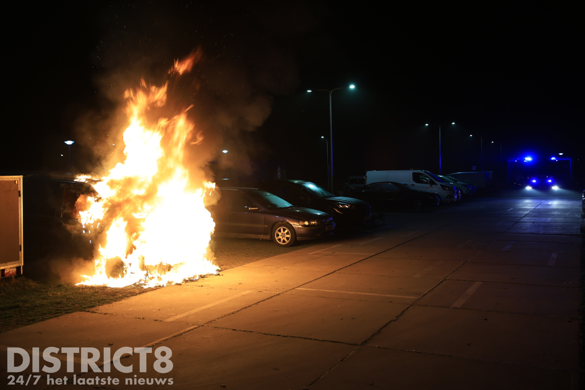 Busje loopt forse schade op door brand op parkeerplaats Mozartlaan Delft