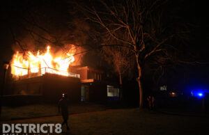 Uitslaande brand verwoest woning: tientallen mensen op straat Aart van der Leeuwlaan Delft