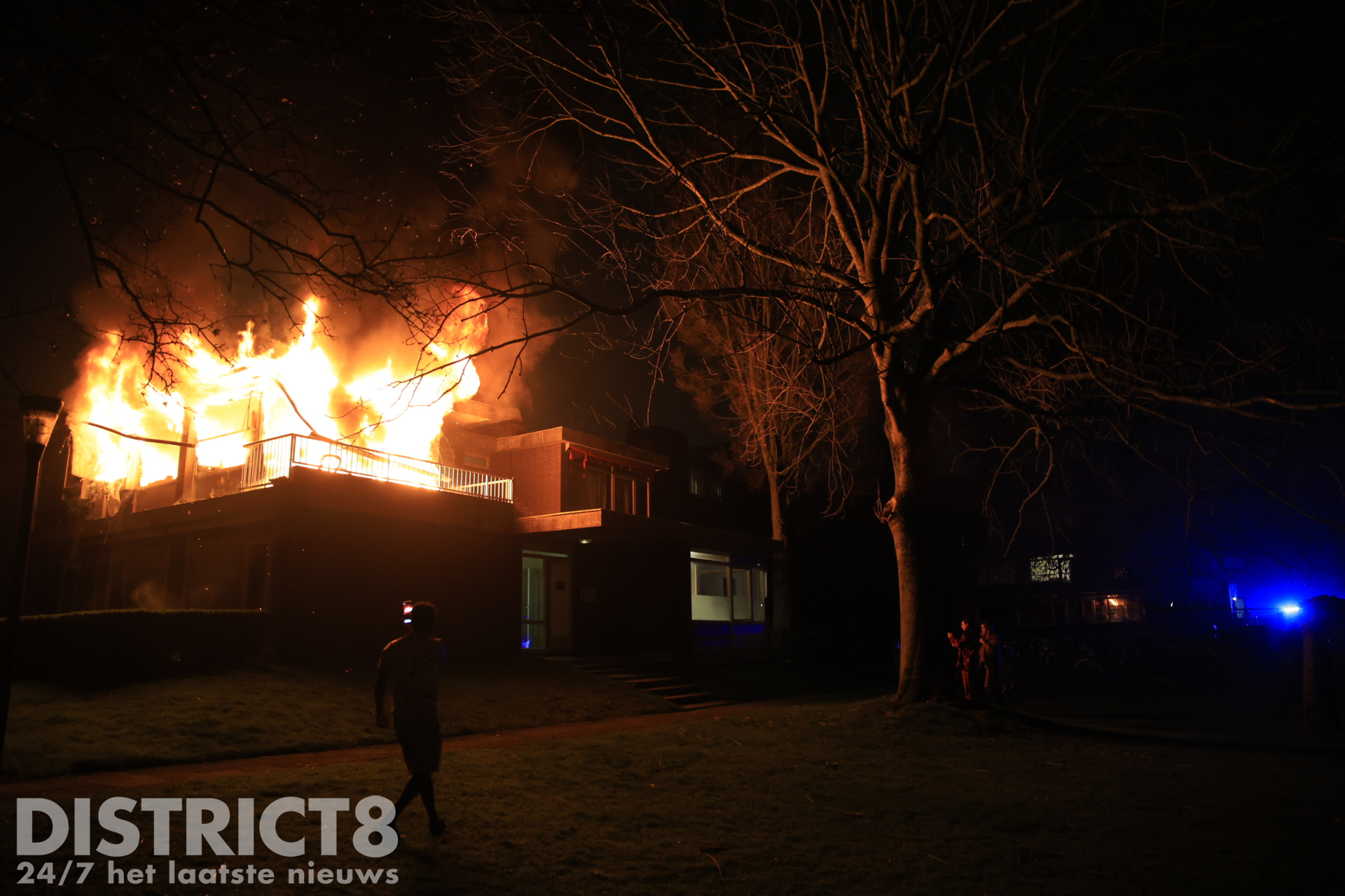 Uitslaande brand verwoest woning: tientallen mensen op straat Aart van der Leeuwlaan Delft