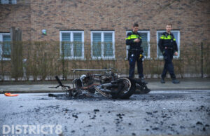 Motorscooter crasht en vliegt in brand na negeren stopteken: bestuurder zwaargewond Erasmusweg Den Haag
