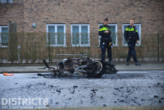 Motorscooter crasht en vliegt in brand na negeren stopteken: bestuurder zwaargewond Erasmusweg Den Haag
