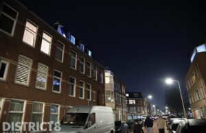 Politie zoekt naar persoon na melding van persoon op dak Deimanstraat Den Haag