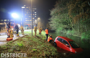 Auto raakt te water; brandweer maakt zoekslag Van Den Broekweg Delft
