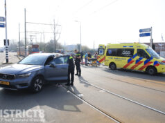 Tramverkeer gestremd na aanrijding tussen auto en scooter Vrijenbanselaan Delft