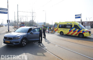 Tramverkeer gestremd na aanrijding tussen auto en scooter Vrijenbanselaan Delft