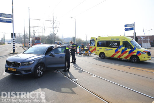 Tramverkeer gestremd na aanrijding tussen auto en scooter Vrijenbanselaan Delft