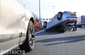 Snelweg tijdelijk afgesloten na auto over de kop A4 Rijswijk