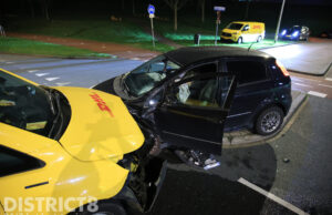 Bezorgbusje en personenauto botsen frontaal op kruising Singel Den Haag