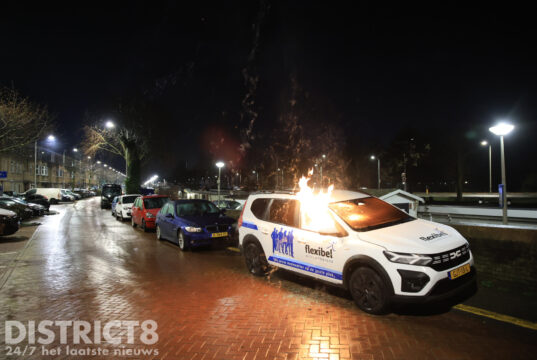 Brandweer blust in brand gestoken auto Soestdijksekade Den Haag
