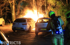 Opnieuw geparkeerde auto in brand op parkeerplaats Aan ‘t Verlaat Delft
