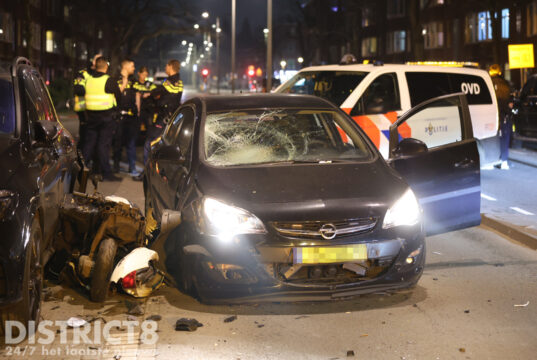 Onherkenbare politiewagen betrokken bij fors ongeval met scooterrijder De Genestetlaan Den Haag