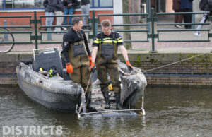 Mes aangetroffen na onderzoek op water door politie Om- en Bij Den Haag