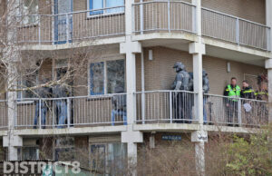 Arrestatieteam doet instap in woning na melding van man met wapen op balkon Pauwhof Rijswijk