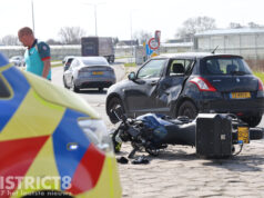 Veel schade na aanrijding tussen auto en motor N223 Woudseweg Schipluiden