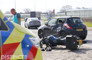Veel schade na aanrijding tussen auto en motor N223 Woudseweg Schipluiden