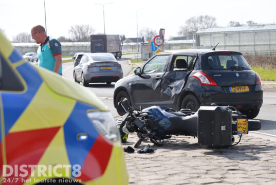 Veel schade na aanrijding tussen auto en motor N223 Woudseweg Schipluiden