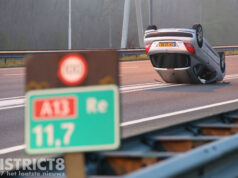 Auto belandt op z’n kop na ongeval met andere auto A13 Delft