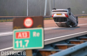 Auto belandt op z’n kop na ongeval met andere auto A13 Delft