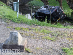 Bestuurder raakt schrikblokken en belandt met busje in het water Schieweg Delft